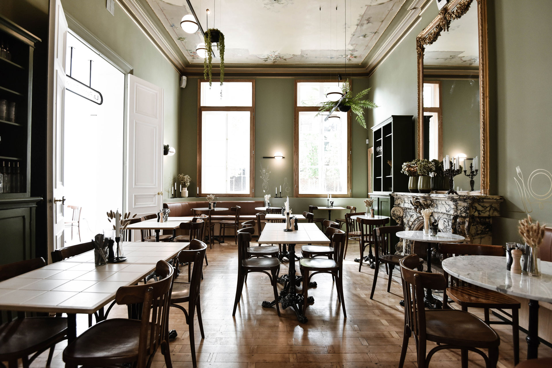 The Palma Pendant Brightens a Belgium Restaurant